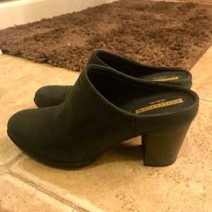Clarks Enfield Sandy mules